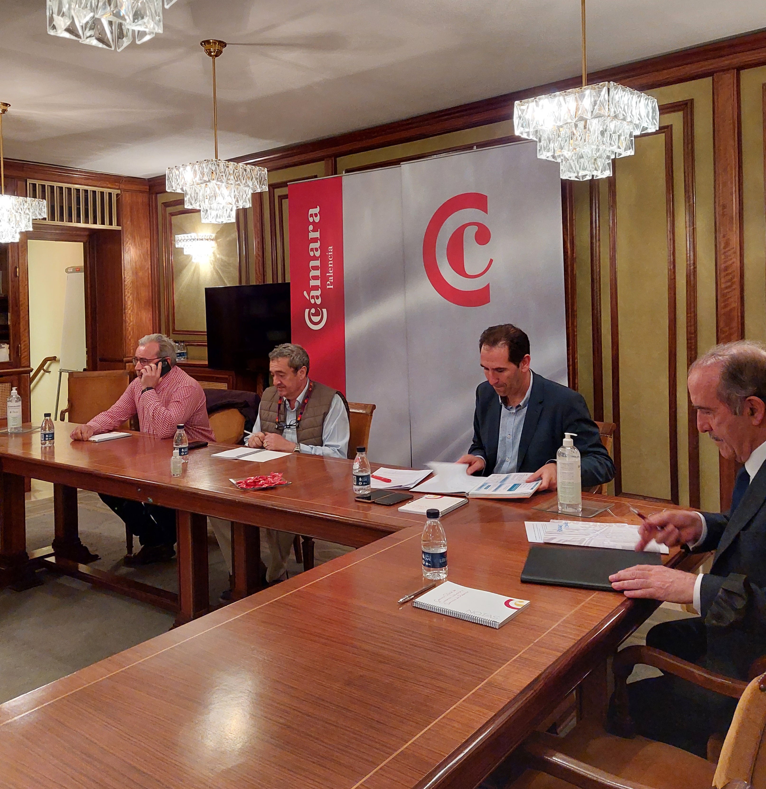 Reunión del alcalde de Palencia, Mario Simón con representantes de la Cámara de Comercio