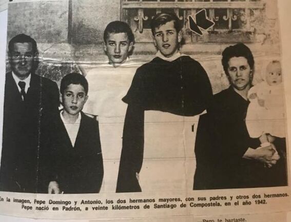 Pepe Domingo y Antonio, los dos hermanos mayores con sus padres y con sus otros dos hermanos en el año 1942