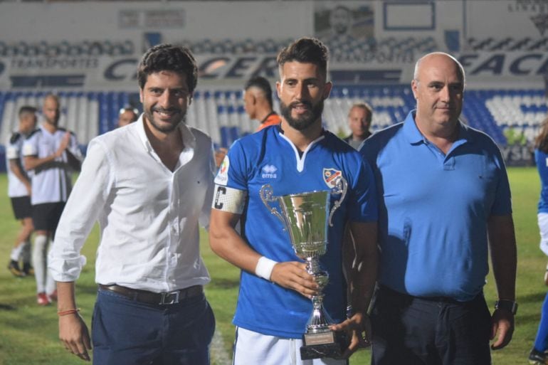 En el centro de la imagen Rosales, con el trofeo de campeón del Trofeo Linarejos del pasado sábado