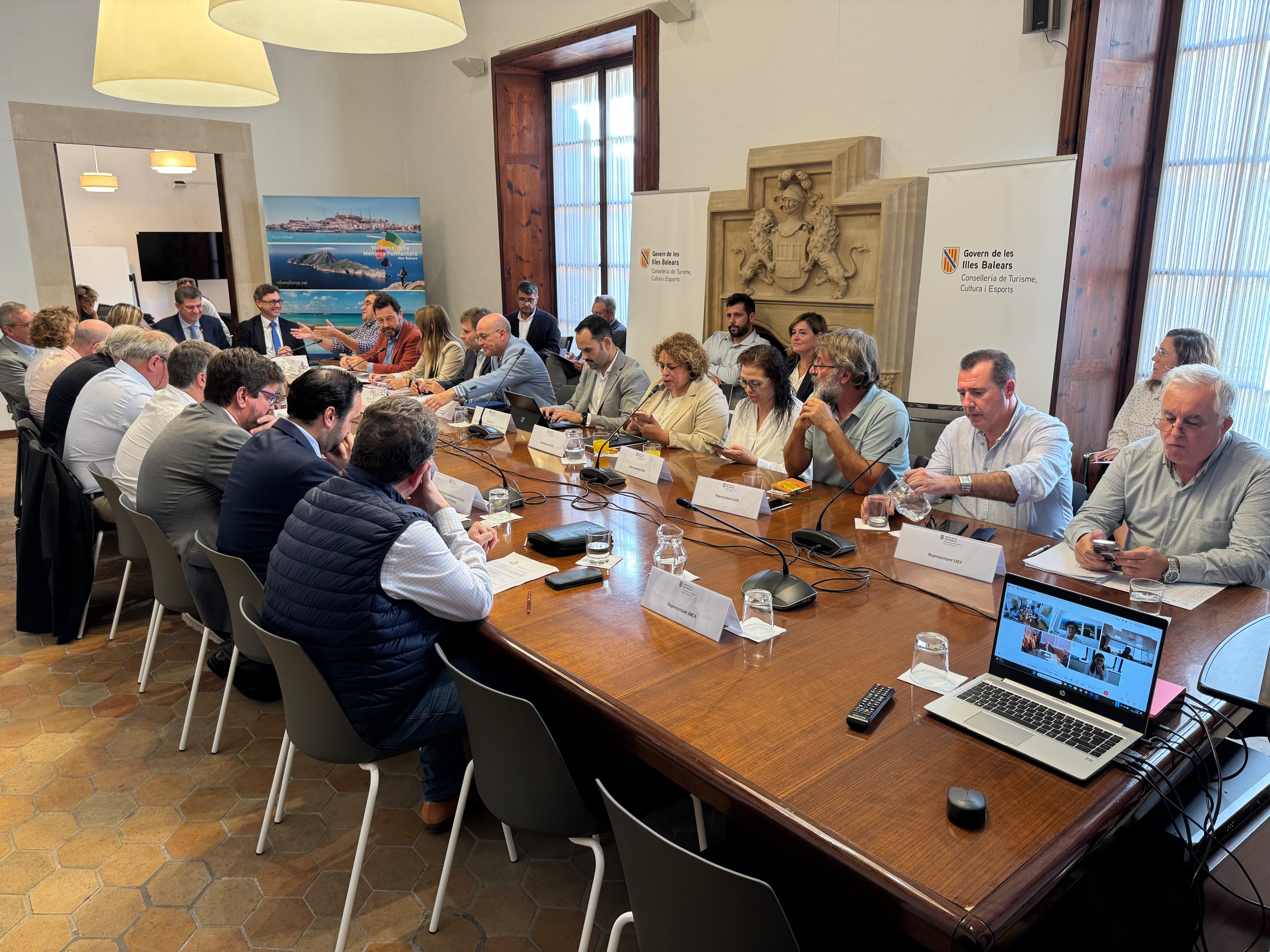 Un momento durante la reunión de la comisión