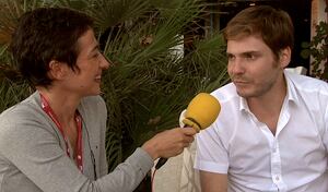 María Guerra entrevista a Daniel Brühl en la terraza del Excelsior, en Venecia