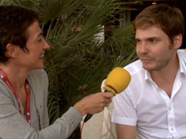 María Guerra entrevista a Daniel Brühl en la terraza del Excelsior, en Venecia