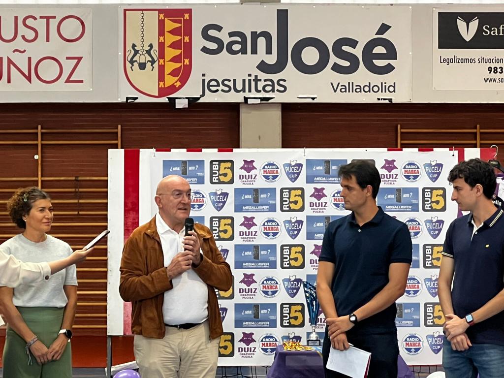 El alcalde de Valladolid, Jes�s Julio Carnero, inaugura la II edici�n de la �Twitter Pucela Cup� que fomenta la relaci�n de todos los aficionados del Real Valladolid