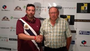 Gaspar Campillo (I) con el presidente del Novelda C. F.