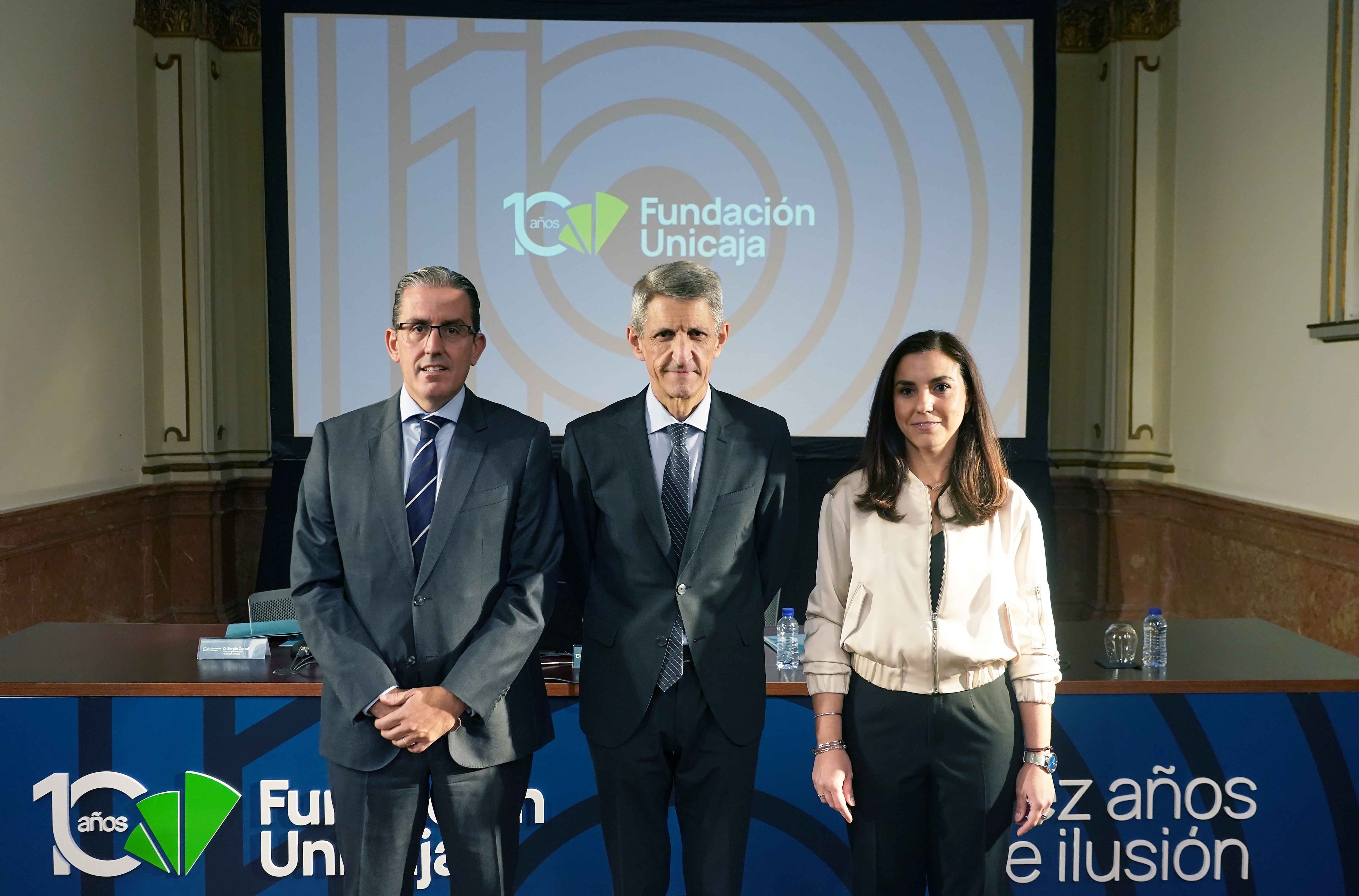 El director general, Sergio Corral; el presidente de la Fundación Unicaja, José M. Domínguez  y la directora de División de Actividades, Comunicación e Imagen de la institución, Cristina Rico