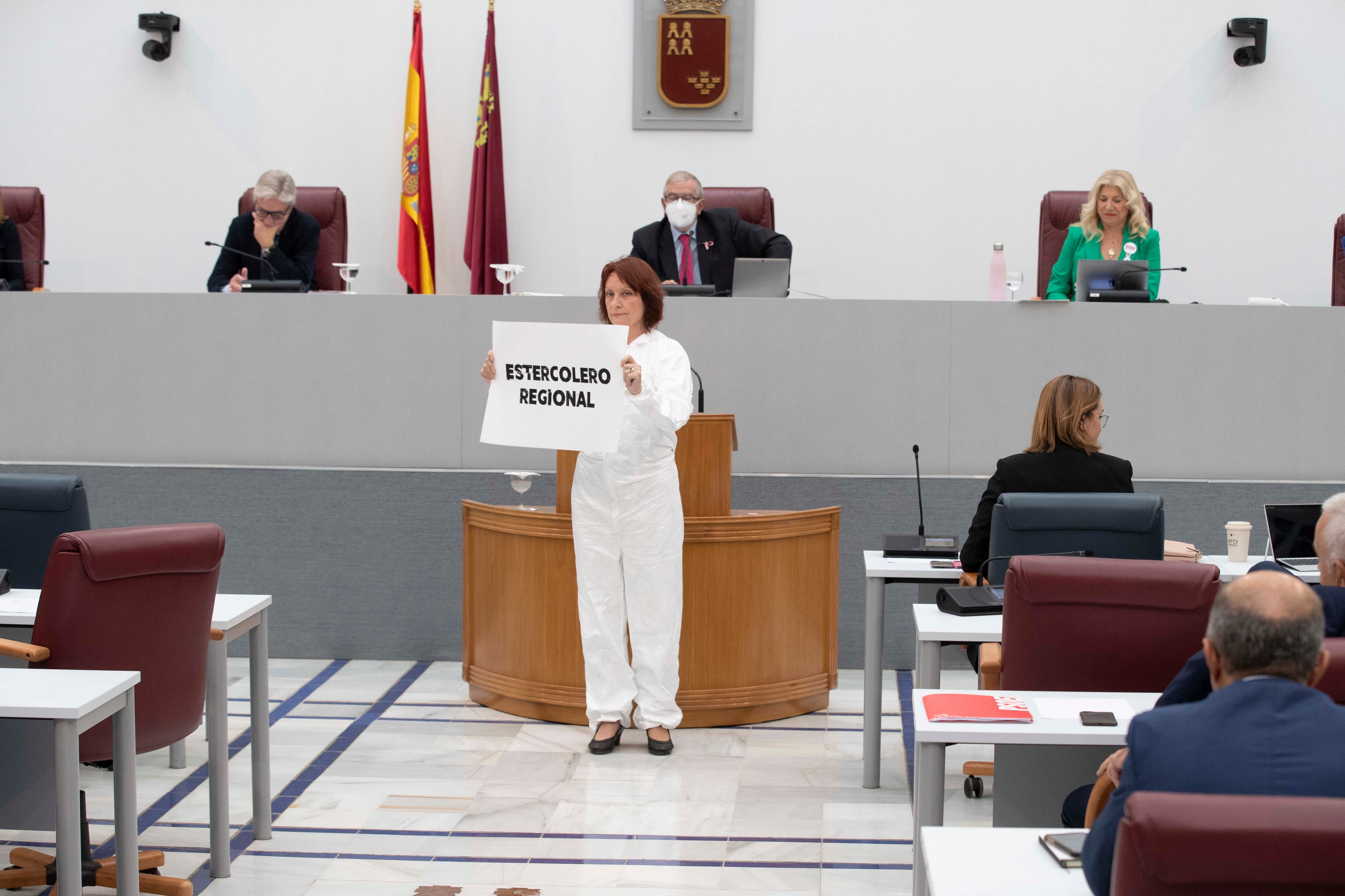 María Marín ataviada con un mono de protección en la Asamblea Regional