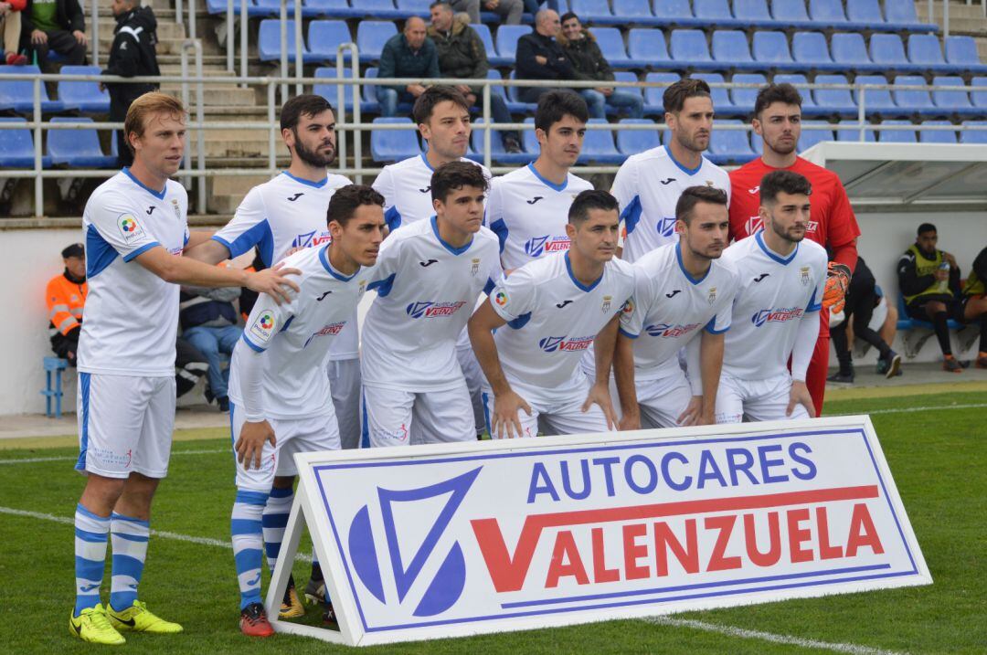 Jugadores del Arcos CF antes de un partido en la foto oficial