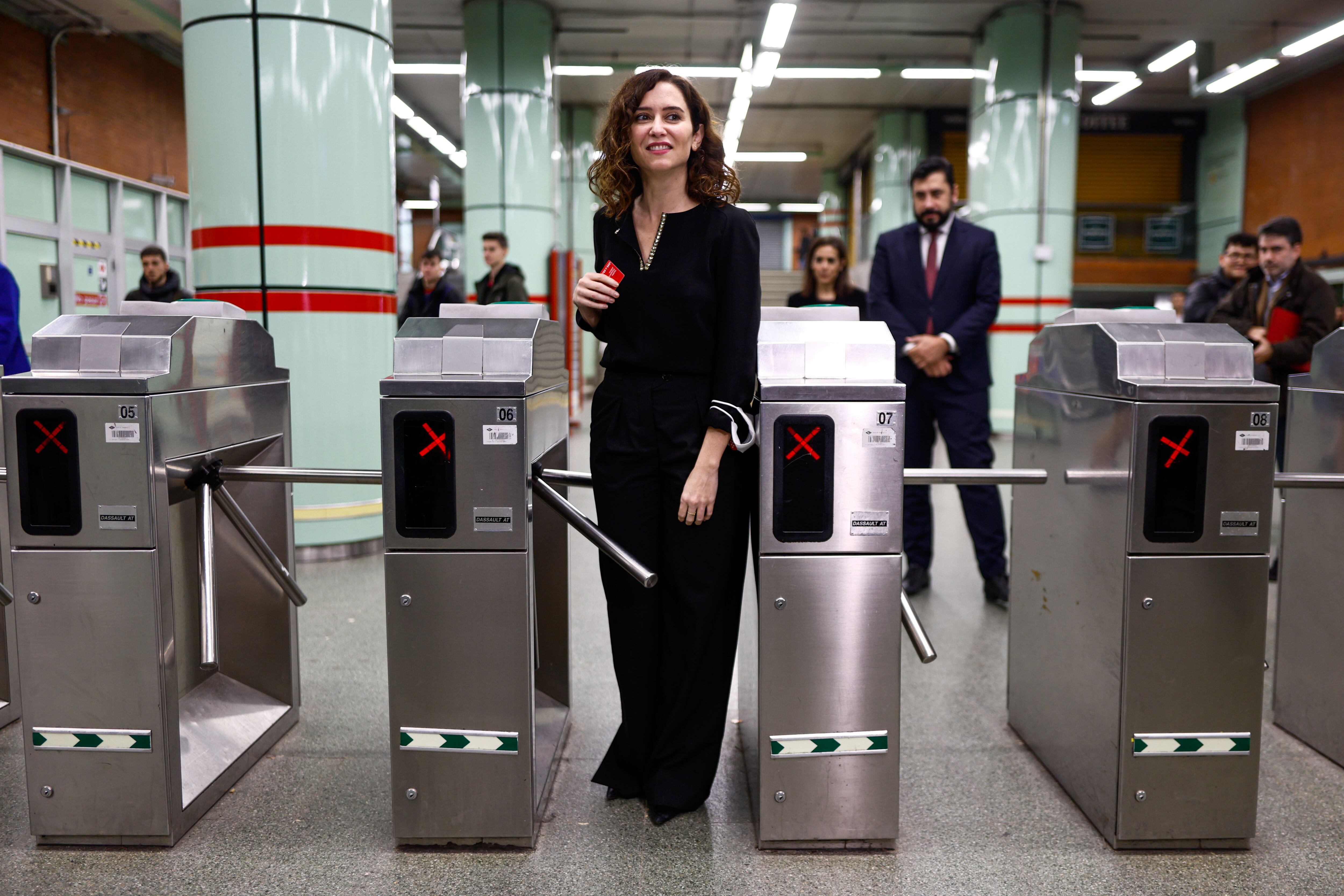 (ARCHIVO) La presidenta de la Comunidad de Madrid, Isabel Díaz Ayuso, visita las instalaciones de Metro de Madrid