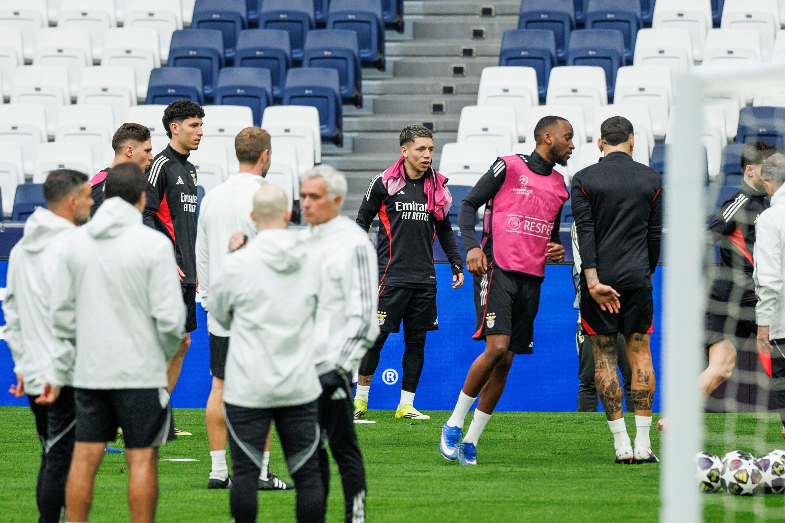 Gianluca Prestianni entrena en el estadio Santiago Bernabéu antes del partido de Champions