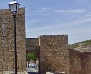 Murallas del castillo y arco del Bezudo