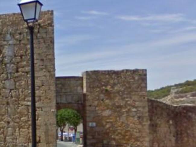 Murallas del castillo y arco del Bezudo