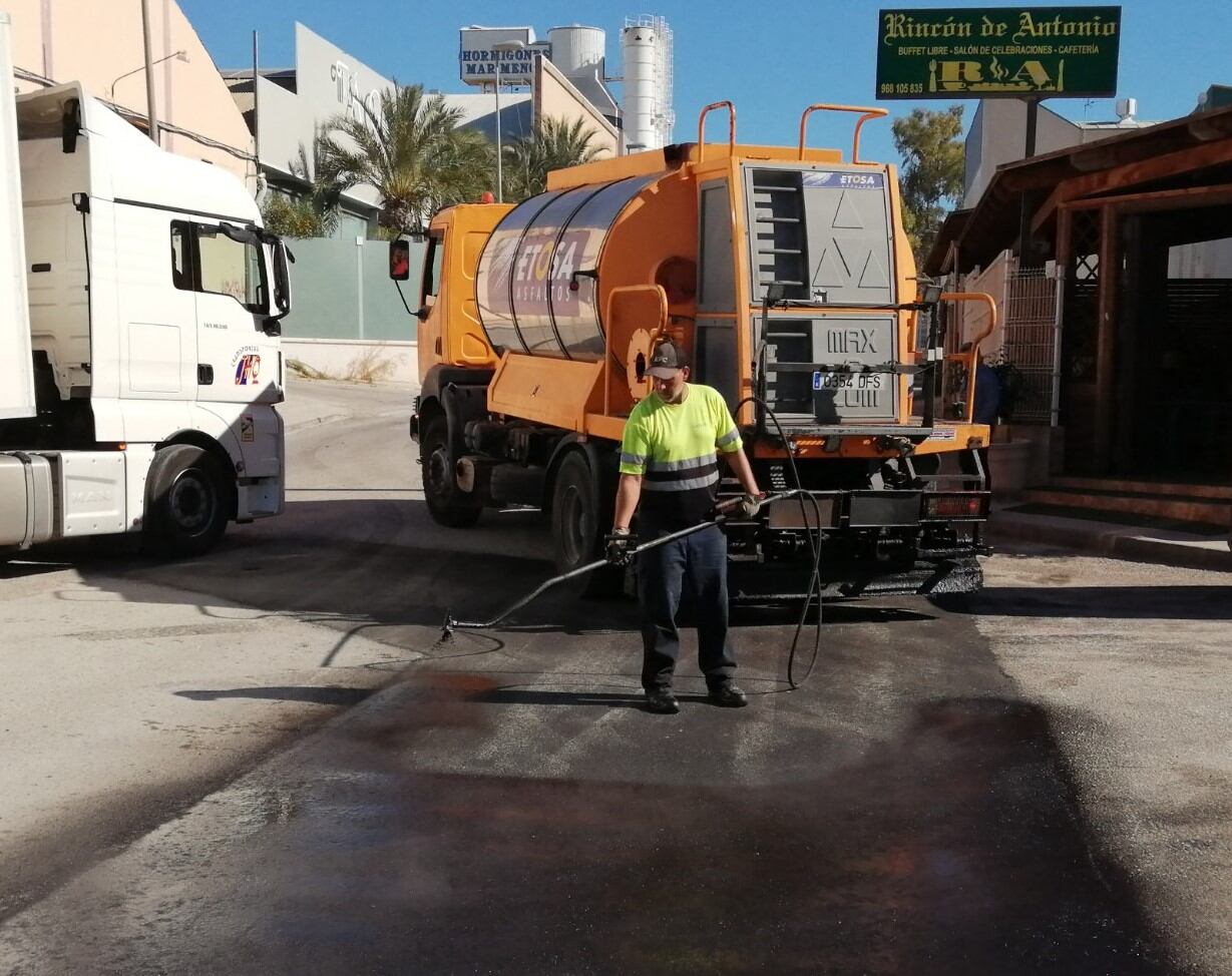 Obras asfaltado y señalización horizontal en La Polvorista Norte y Sur