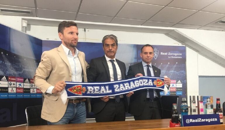 Natxo González, junto a Lalo y a Lapetra, el día de su presentación como entrenador del Real Zaragoza