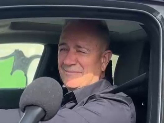 Felipe Moreno atiende a los periodistas en un canutazo a la salida del estadio Enrique Roca.