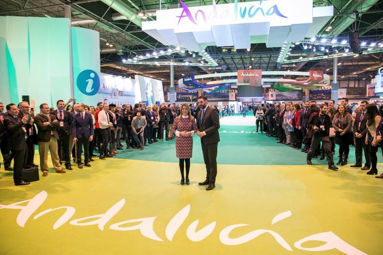 La Presidente de la Junta de Andalucía, Susana Díaz, acompañada del Consejero de Turismo, Javier Fernández, durante la inauguración del pabellón de Andalucía en FITUR 2018