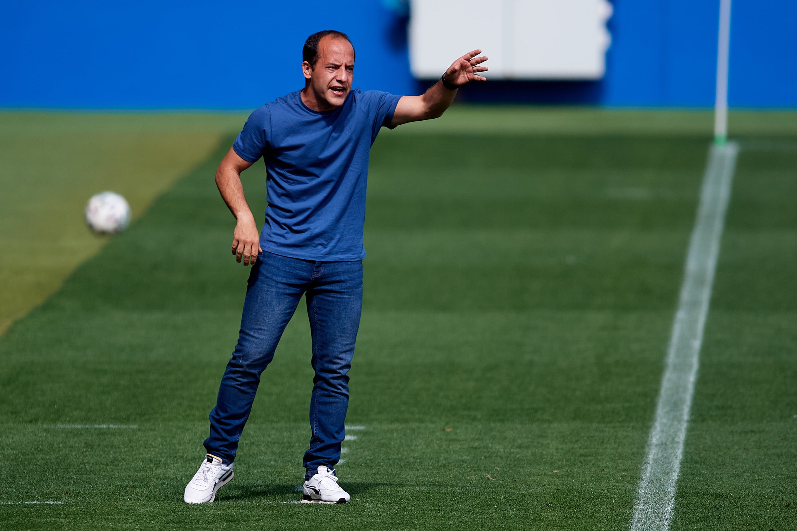 Lluís Cortés habla con sus las jugadoras en un partido de su época como entrenador del FC Barcelona