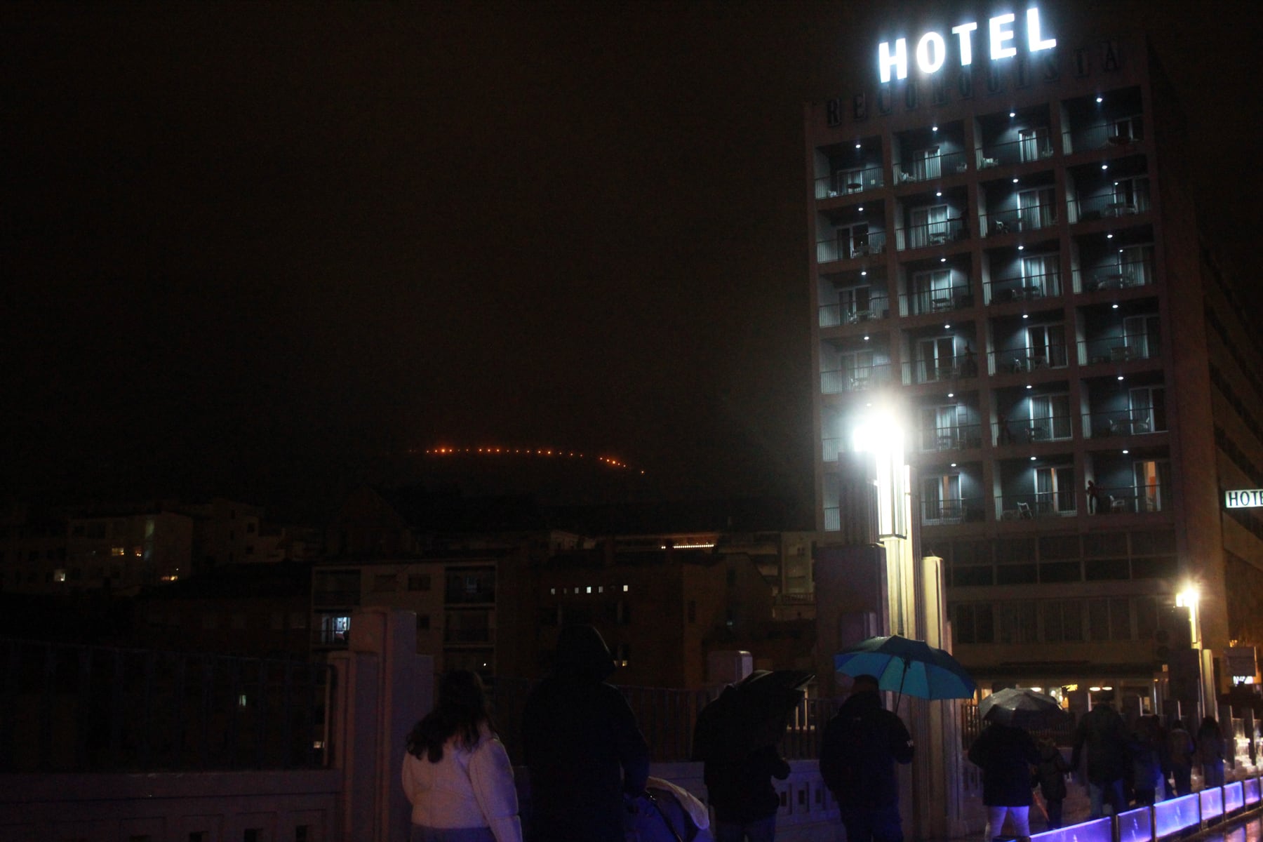 Por el puente de San Jorge se podían ver ya las antorchas ubicadas en el Preventorio