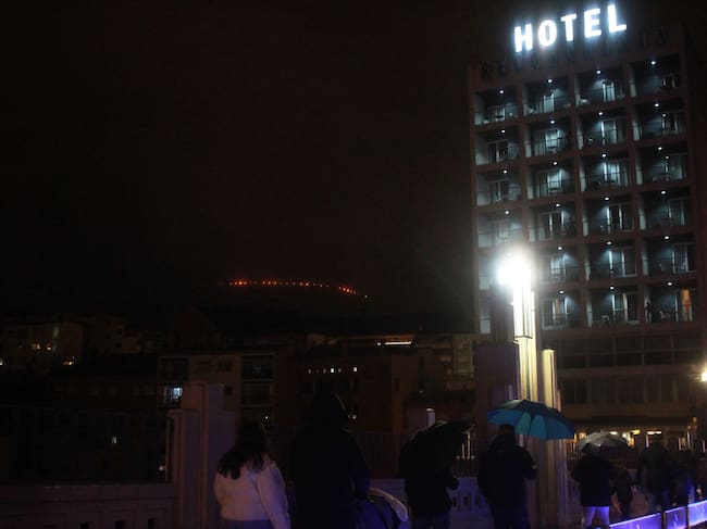 Por el puente de San Jorge se podían ver ya las antorchas ubicadas en el Preventorio