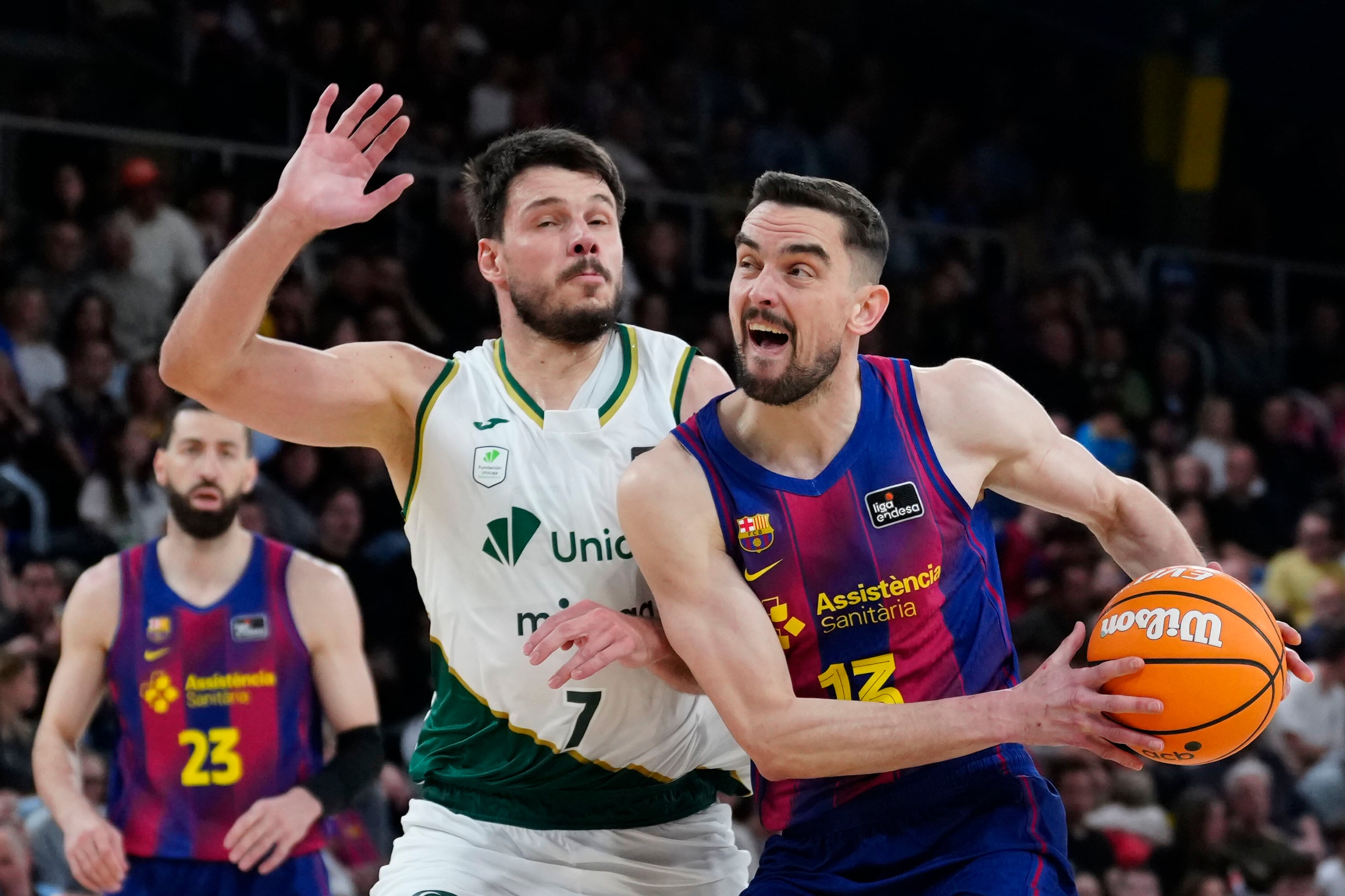 FOTODELDÍA - BARCELONA, 29/03/2026.- El base checo del Barça Tomas Datoransky (d) avanza con el balón defendido por Jonathan Barreiro, de Unicaja, durante el partido de Liga Endesa que Barça y Unicaja Málaga disputan este domingo en el Palau Blaugrana. EFE/Alejandro García