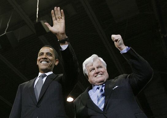 El senador Edward Kennedy junto al entonces candidato a presidente de los EEUU, Barack Obama, durante uno de los actos de campaña electoral del Partido Demócrata