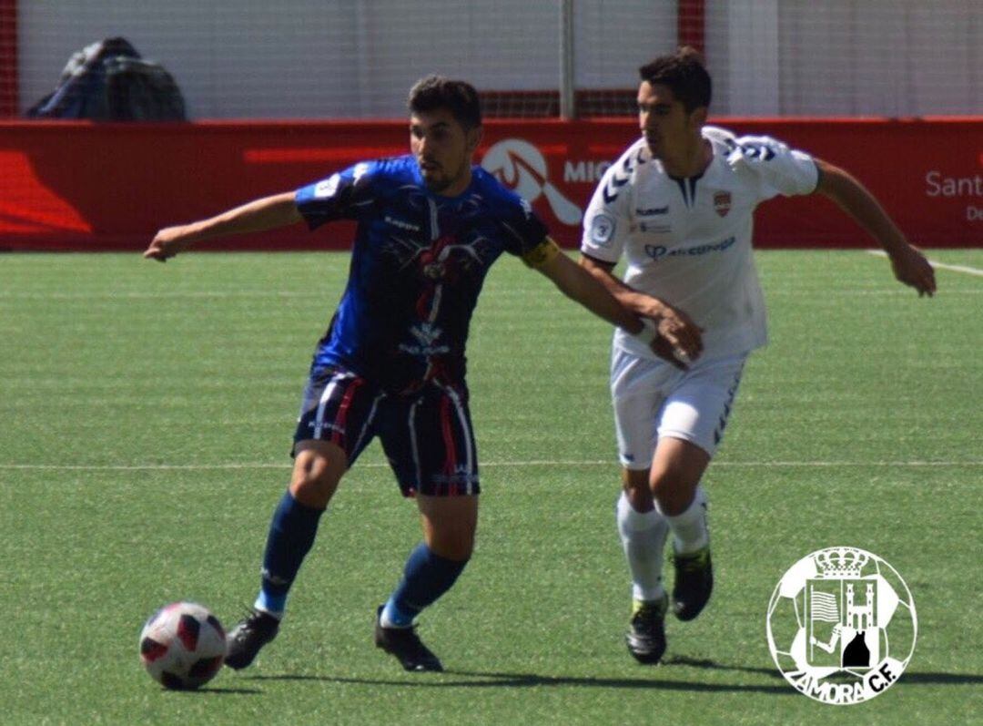 Carlos Ramos durante un lance del partido