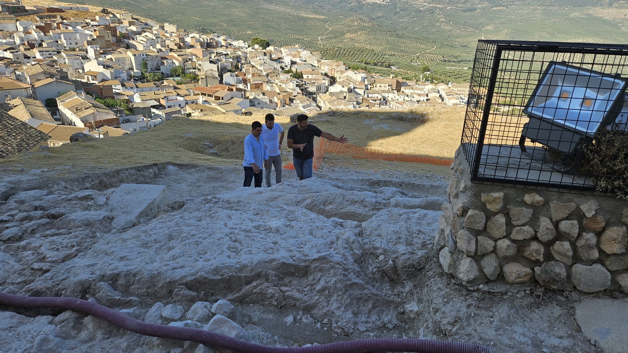 Alcalde y presidente atienden las explicaciones de los trabajos que se realizan en el VII Campo del Castillo de Bedmar por Marco Antonio Bernal