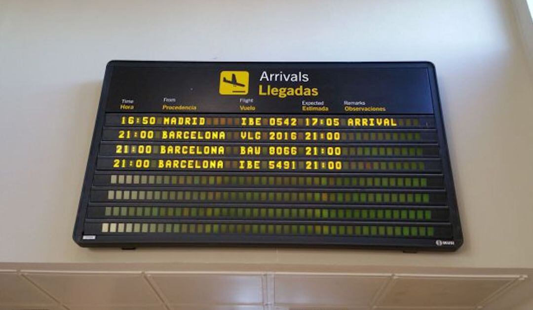 Panel informativo de vuelos en el aeropuerto de Granada