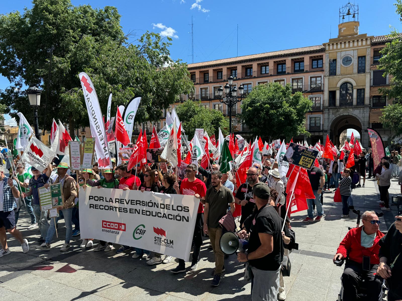 Los sindicatos convocantes cifran la asistencia en un millar de personas