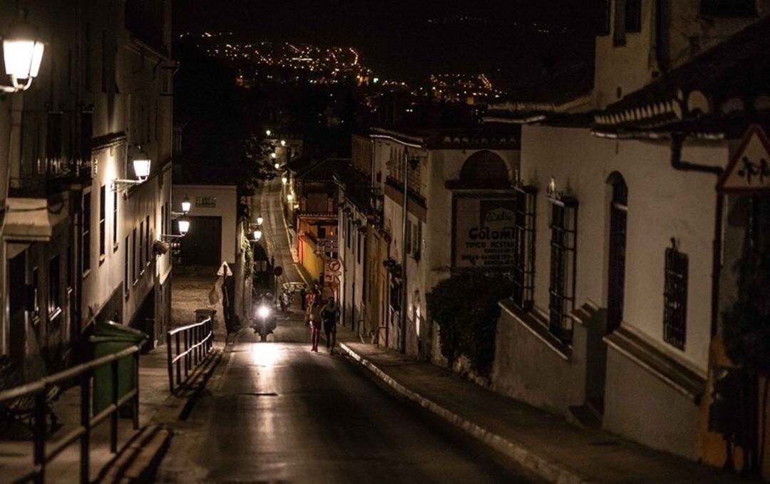 Los atletas ascienden hacia La Alhambra