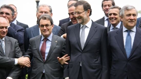 Mas ha estat a punt d&#039;ensopegar mentre es feia la foto de família amb Mariano Rajoy