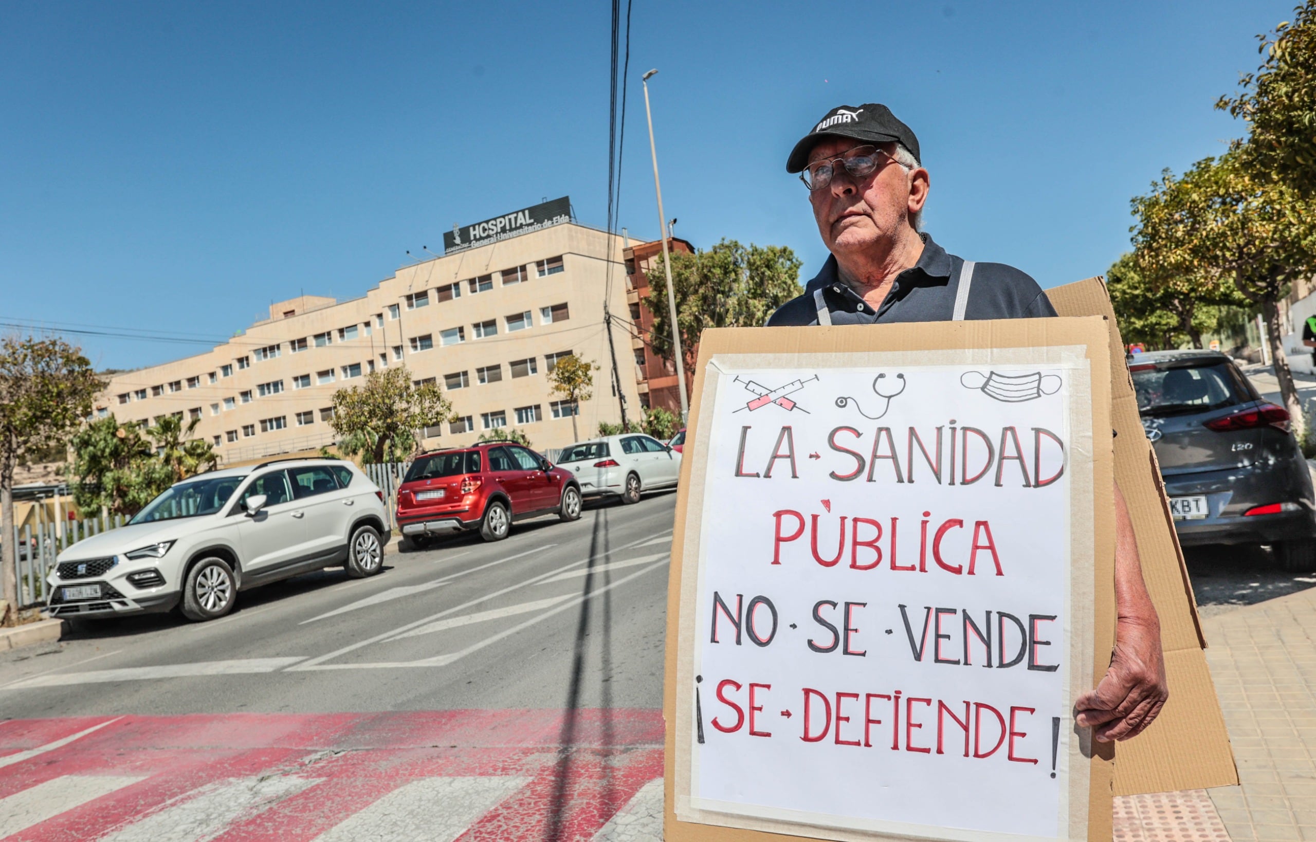 Imagen de archivo de una concentración de la Plataforma de Pensionistas de Elda frente al Hospital General de Elda