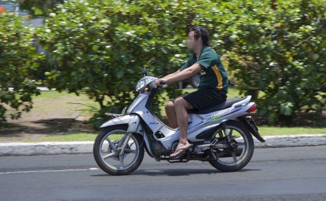 Un motorista sense casc i en xancles