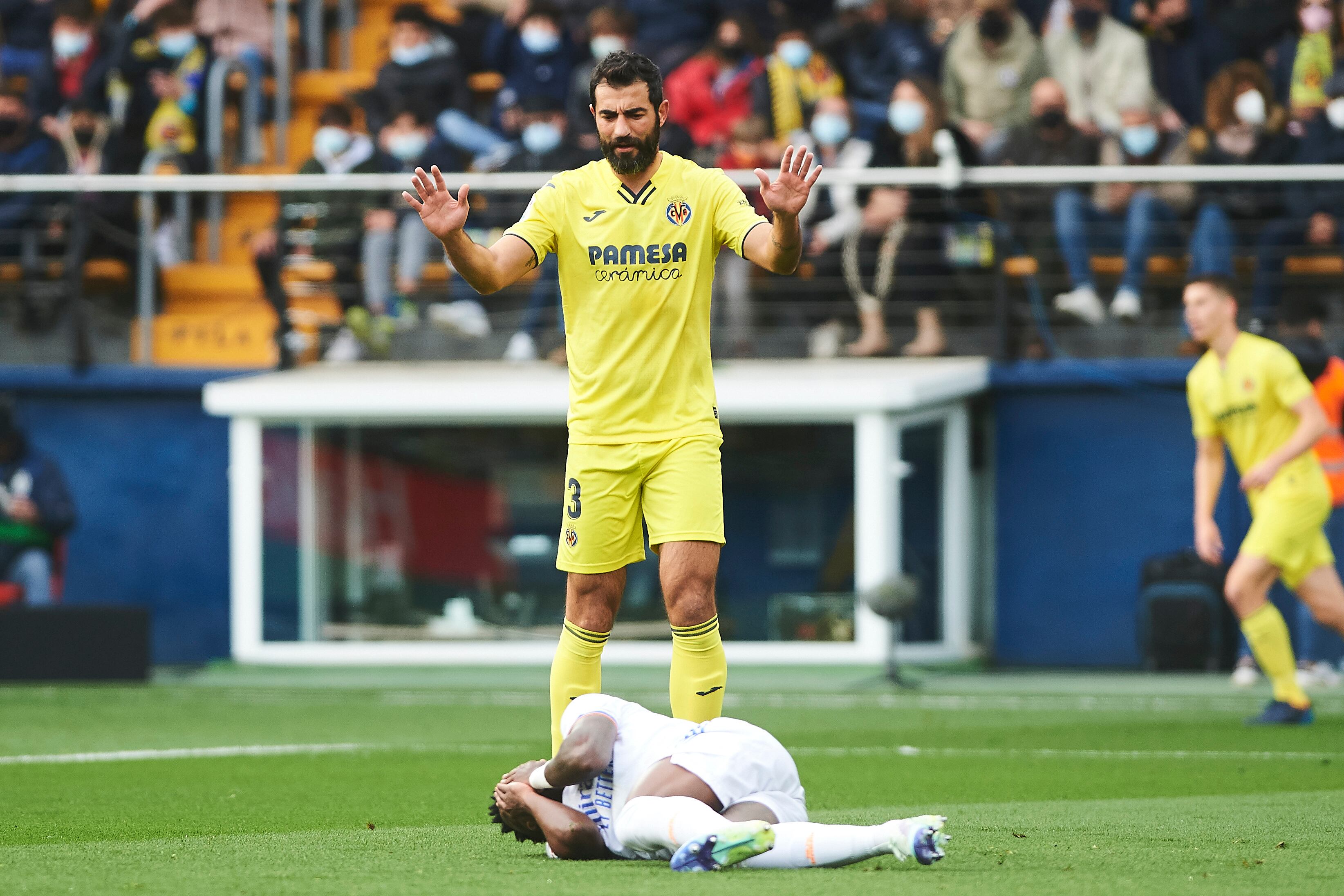 Raúl Albiol y Vinicius Jr en su choque del primer tiempo