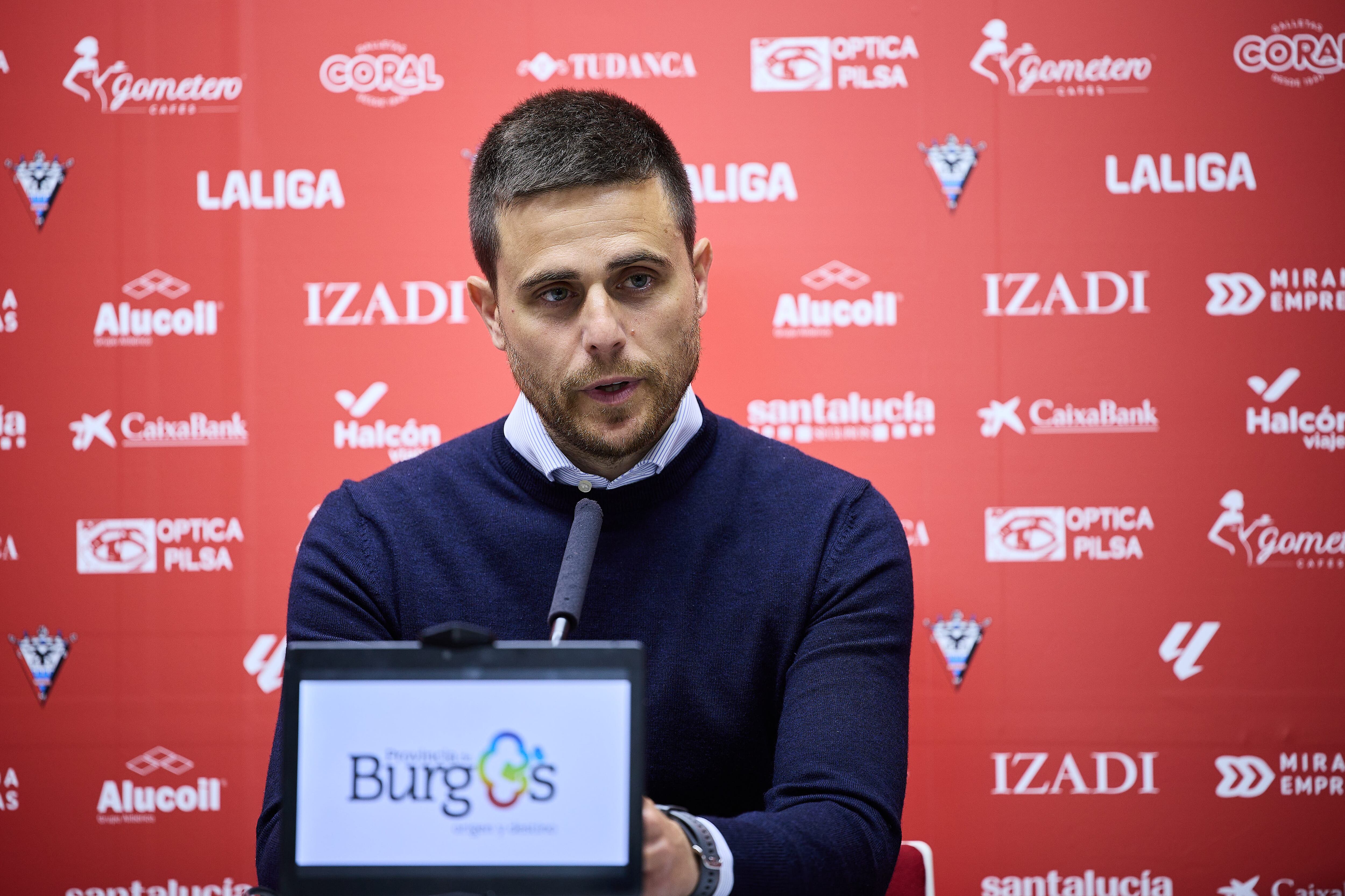 El entrenador del Mirandés, Alessio Lisci, habla en rueda de prensa