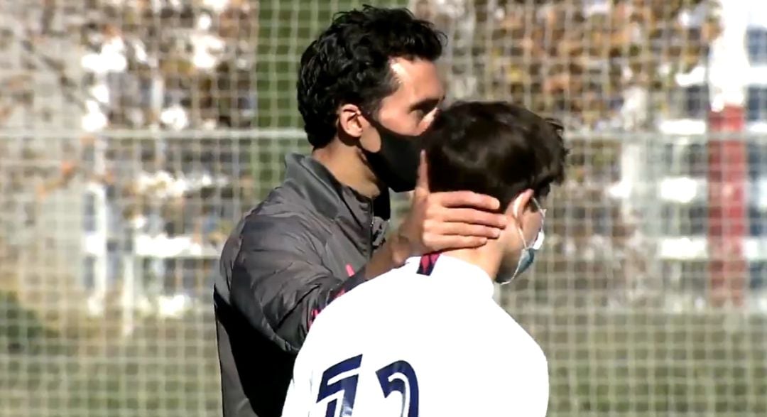 Arbeloa da instrucciones a uno de sus jugadores.