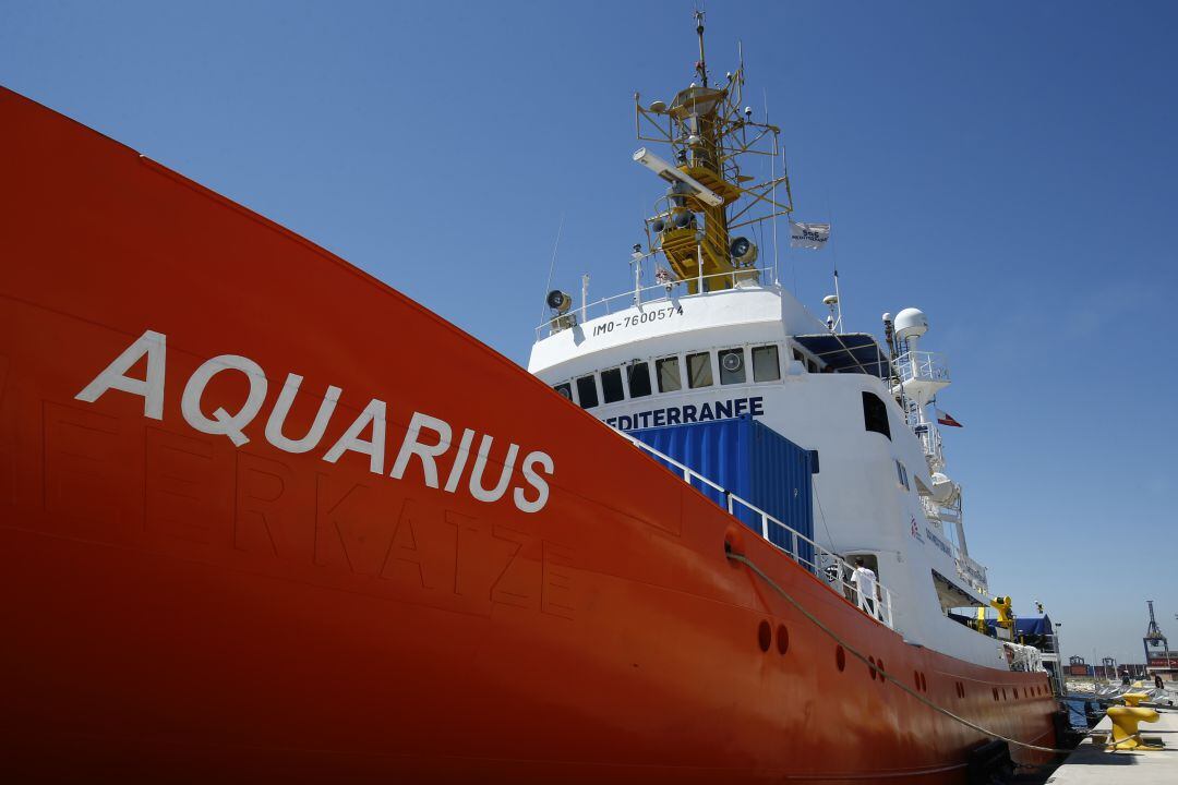 Barco Aquarius atracado en el puerto de València