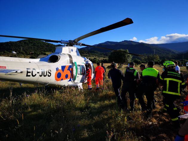 Un momento del traslado en helicóptero.