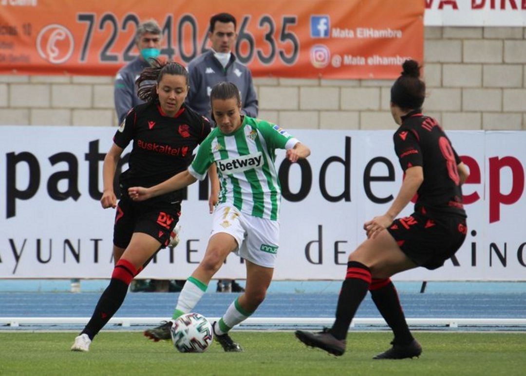 Itxaso y Amaiur Sarriegi, autor de dos goles, presionan a una jugadora del Betis