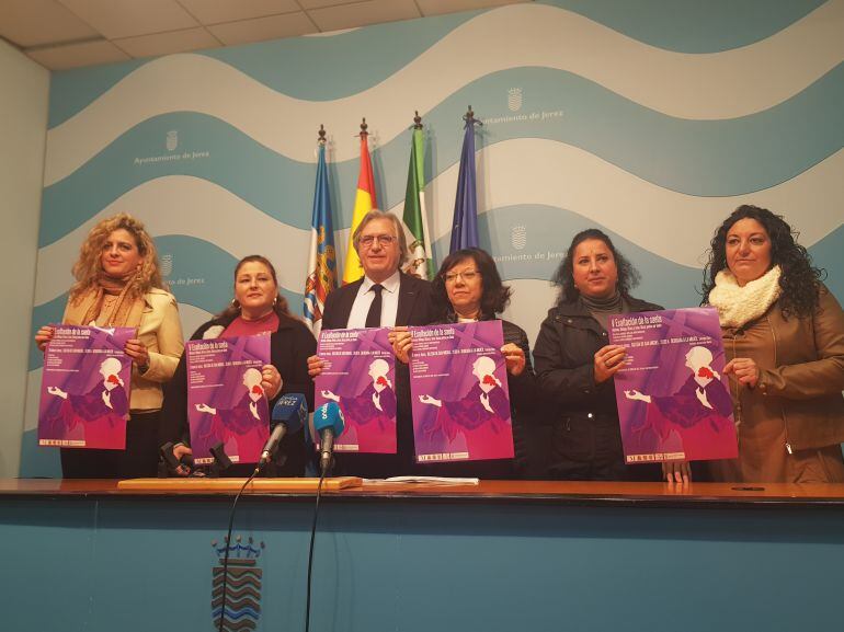 Imagen de la presentación de la V 'Exaltación de la Saeta' con los delegados municipales Paco Camas y Carmen Collado junto a parte del elenco.