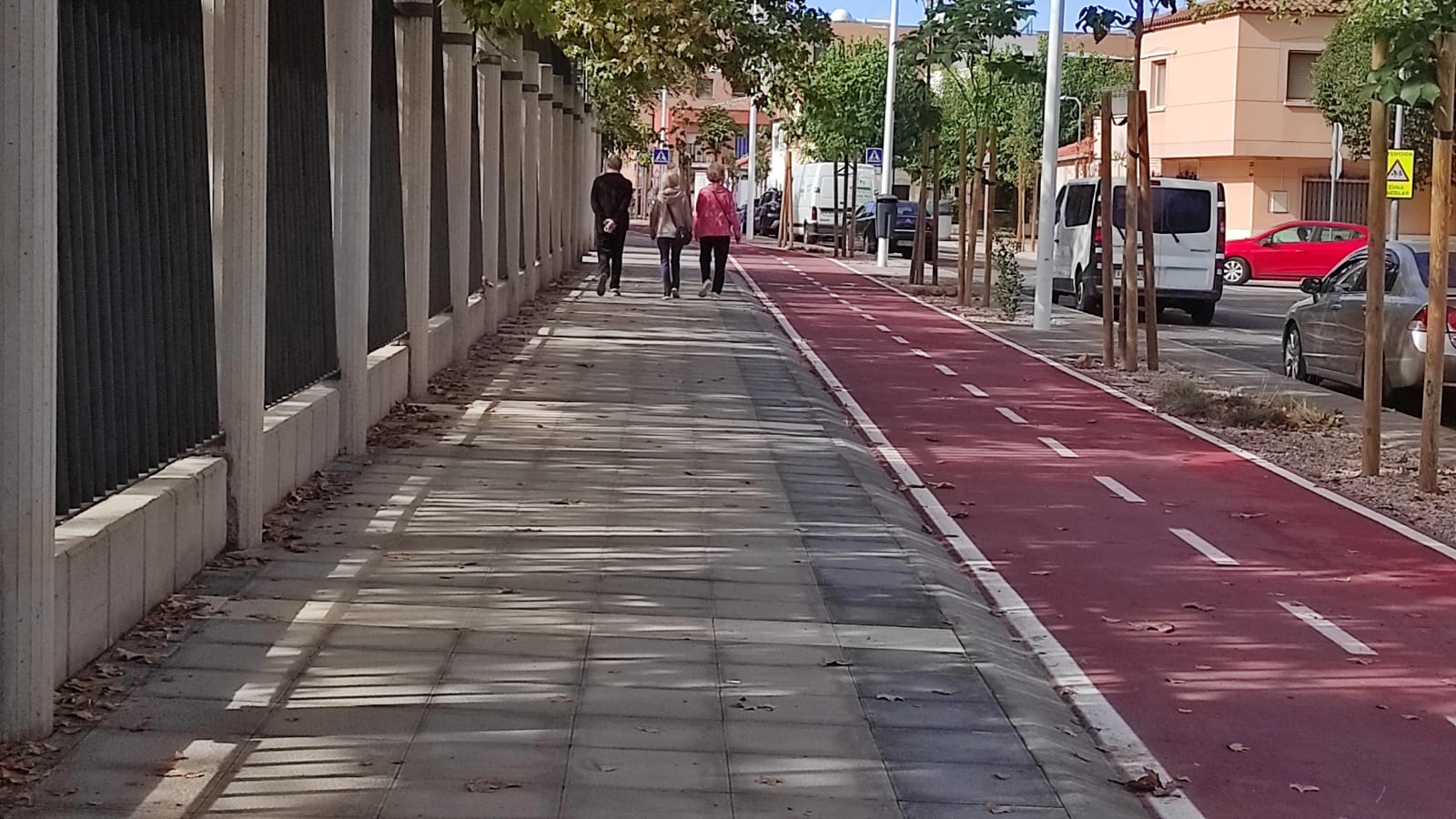 Imagen de ciudadanos paseando por la remodelada vía con un flamante carril bici anexo