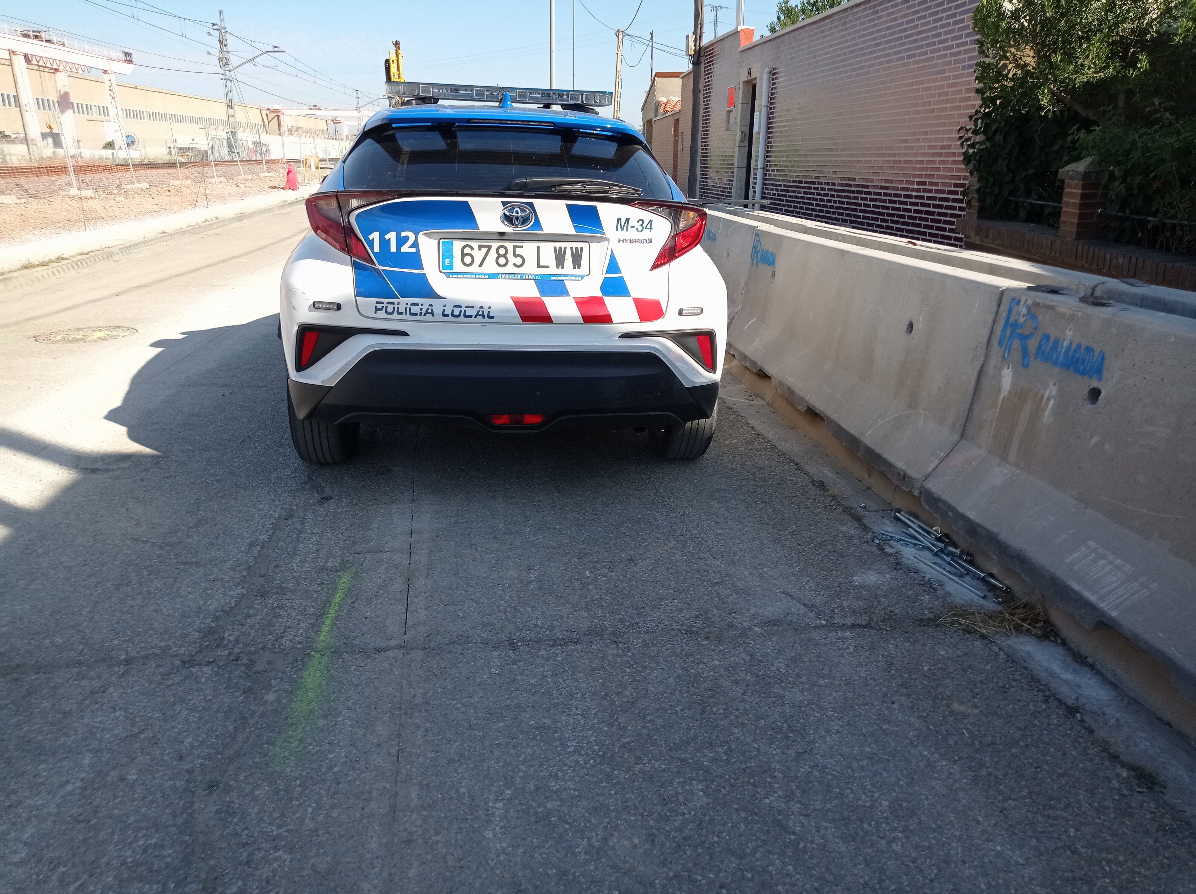 El corte ya realizado en la calzada y las líneas verdes marcadas dejan en evidencia que un vehículo no dispone de espacio para circular por la zona