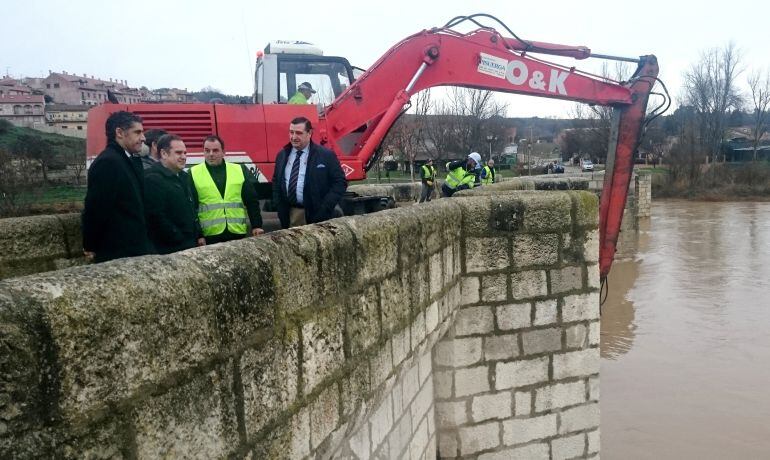 Limpieza realizada en el puente medieval de Simancas el pasado 14 de enero