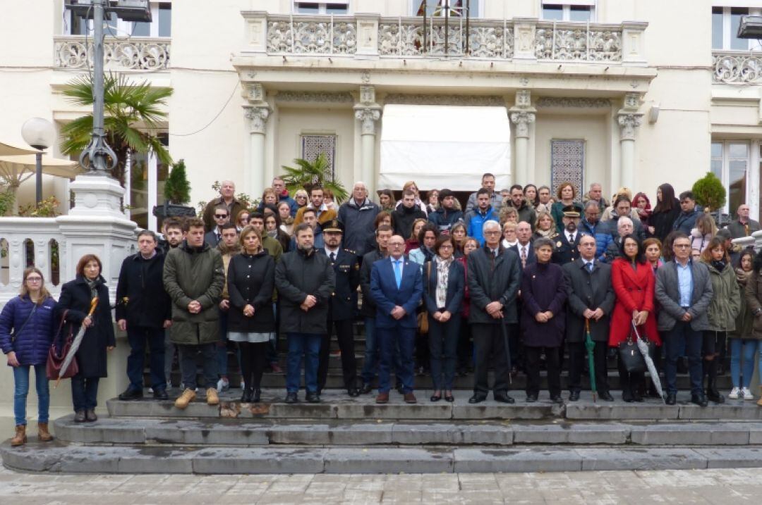 Minutos de silencio guardados en el acto en recuerdo de las víctimas de la violencia vial en Huesca.