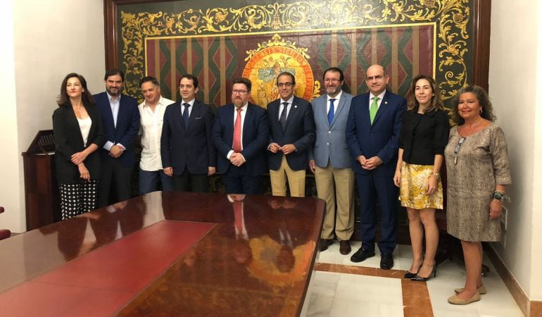 De izquierda a derecha, Mar Vega de Radio Sevilla, Jorge Romero, director de Relaciones Institucionales de Mercadona Andalucía; Roque García de UPA Andalucía, Víctor Yuste, director general del Foro Interalimentario; Rodrigo Sánchez Haro, consejero de Agr