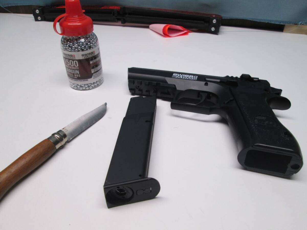 Ebrio, con una orden de detención pendiente y su acompañante con armas