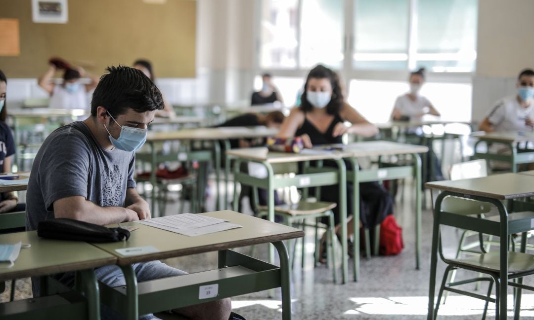 Alumnos con mascarillas en las aulas.