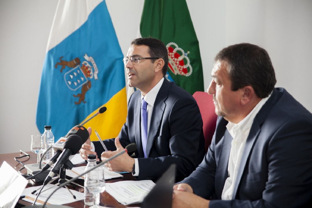 El alcalde de Teguise, Oswaldo Betancort, presentando los presupuestos de 2020 junto al concejal de Hacienda, Miguel Ángel Jiménez.
