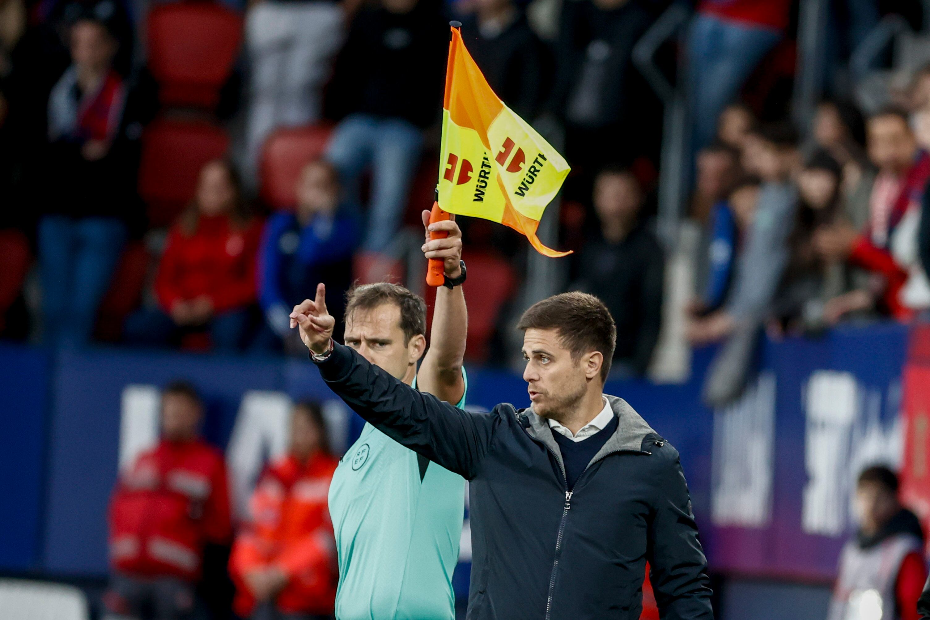 El técnico de Osasuna, Alessio Lisci, da instrucciones durante el partido ante el Elche en el estadio de El Sadar