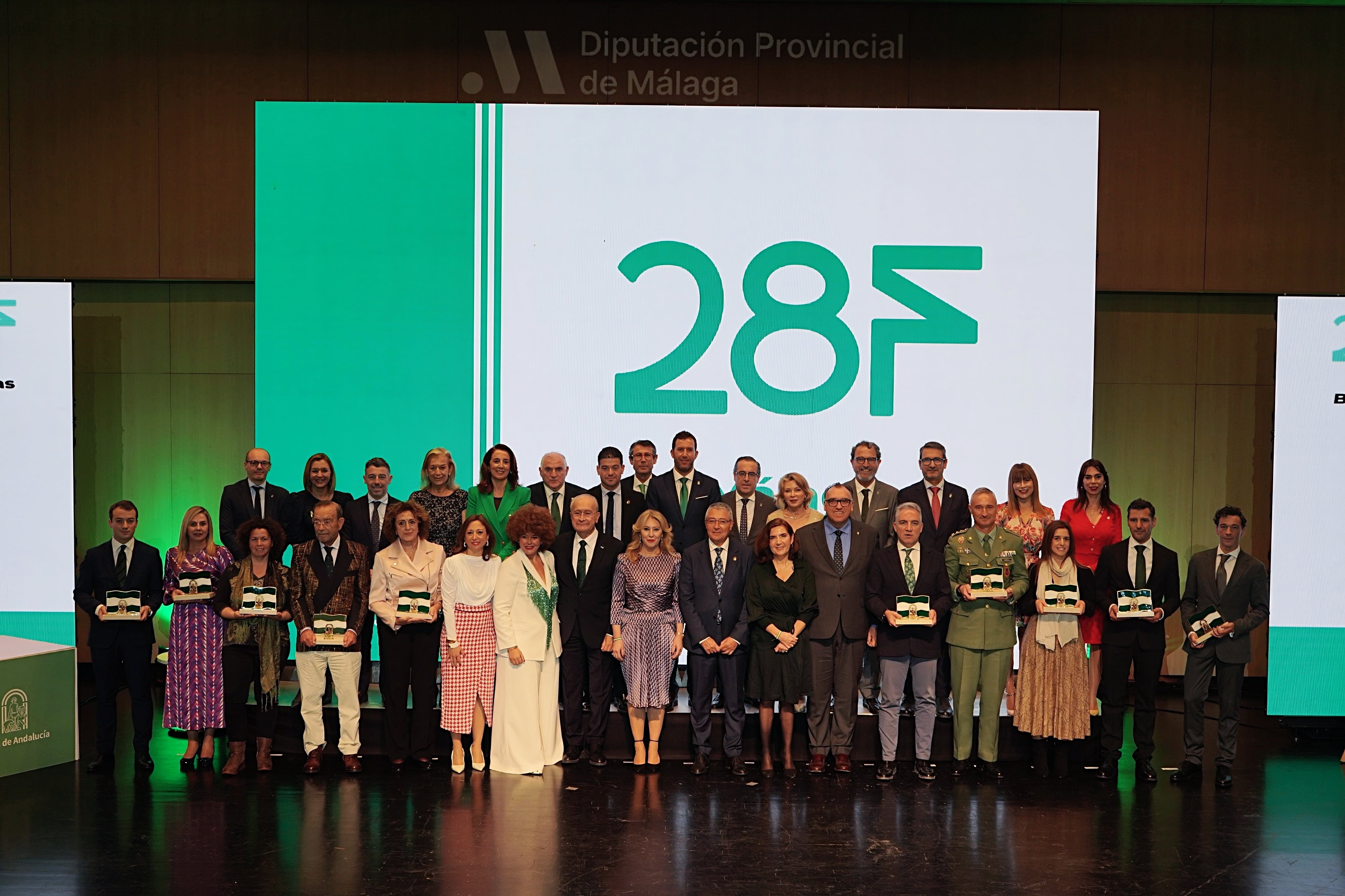 Foto de familia tras el acto de entrega de las Banderas de Andalucía en el auditorio Edgar Neville de la Diputación Provincial (Ayuntamiento de Málaga)