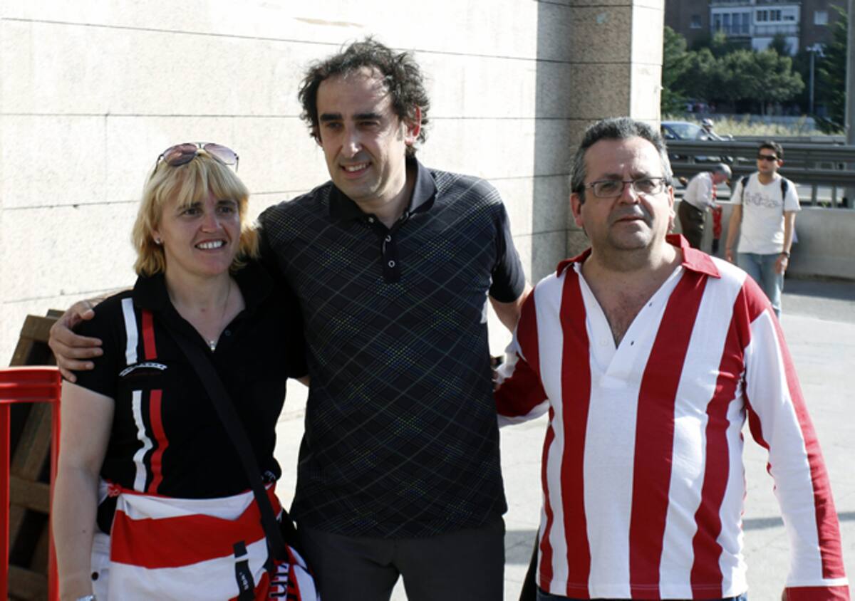 El excolegiado Eduardo Iturralde González posa con aficionados del Athletic Club en los aledaños del estadio Vicente Calderón de Madrid, horas antes del inicio de la final de la Copa del Rey de fútbol que enfrenta a al equipo bilbaíno con el FC Barcelona.